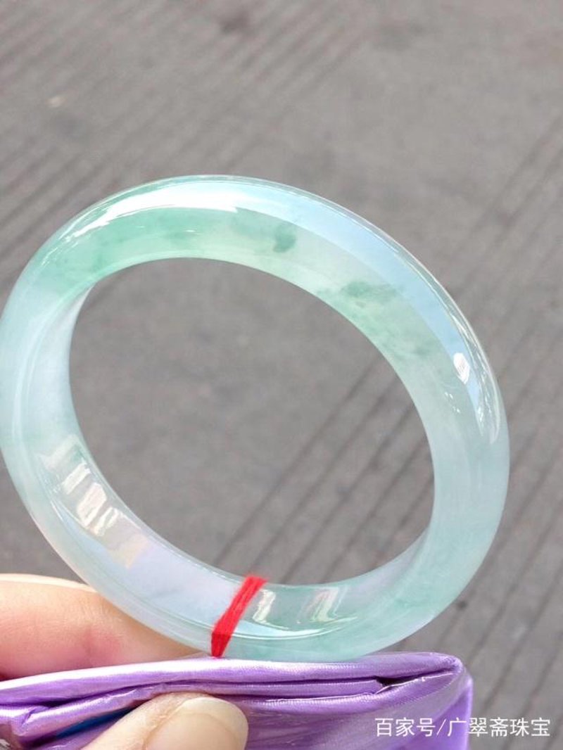 翡翠,一种美丽的玉石,在中国传统文化中占据着重要地位。它不仅仅是一种装饰品,更被视为吉祥和财富的象征。
