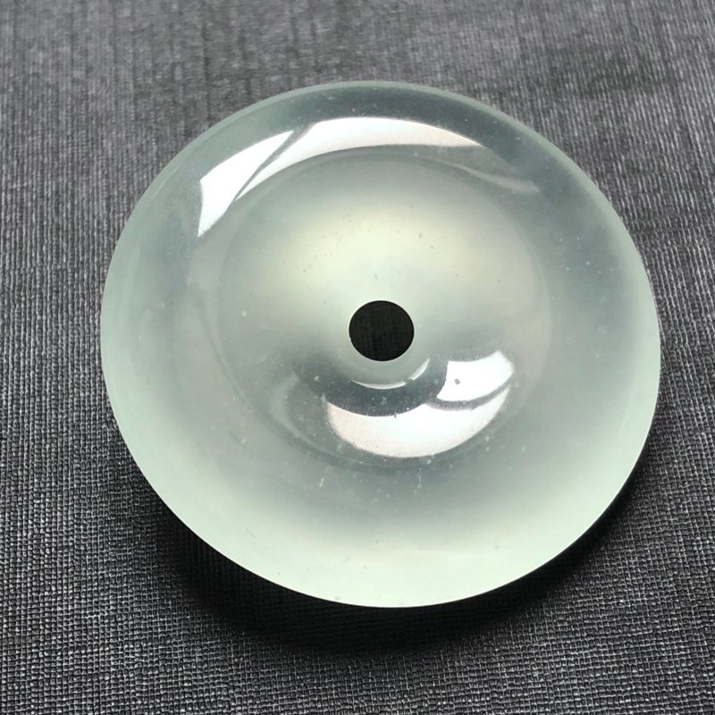 翡翠，一种珍贵的玉石品种，在众多宝石中独树一帜，以其温润细腻、色泽艳丽而闻名于世。它不仅是东方文化的瑰宝，也是国际珠宝市场上备受追捧的珍品。